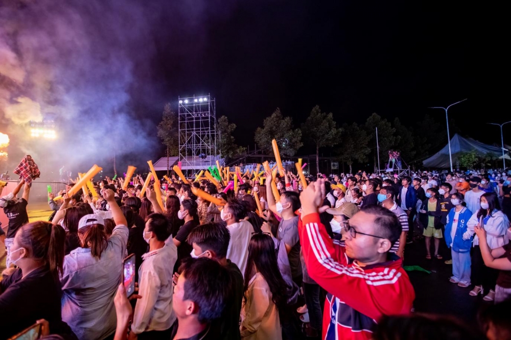 Hàng nghìn người tham dự đêm hội Hòa âm ánh sáng tại TP Châu Đốc