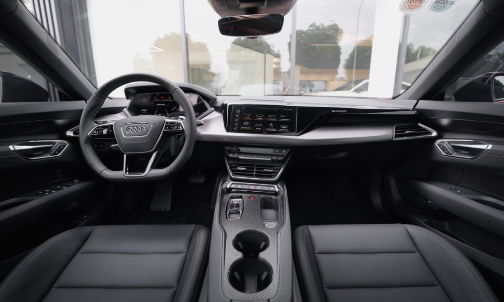 “Siêu phẩm” xe ô tô điện Audi chính thức có mặt tại Việt Nam: Giá cực sốc, Porsche Taycan chào thua