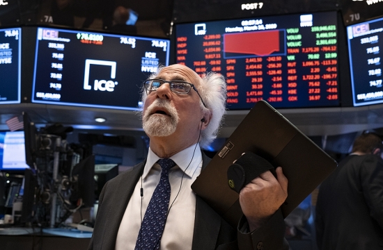 Chứng khoán Mỹ rơi sâu vào "thị trường gấu", Dow Jones mất hơn 100 điểm