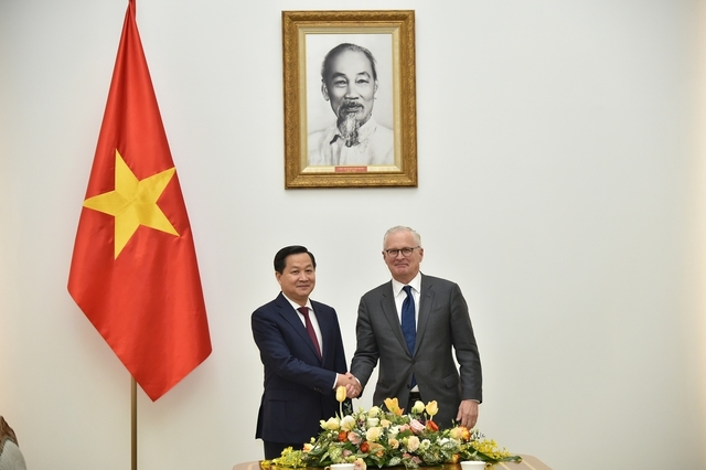 Phó Thủ tướng Lê Minh Khái tiếp ông John Neuffer, CEO Hiệp hội Công nghiệp bán dẫn Hoa Kỳ. Ảnh VGP