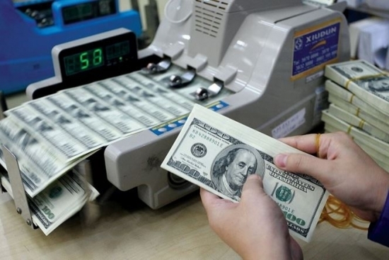 Tỷ giá trung tâm bất ngờ “lên đỉnh”, USD ngân hàng tiến sát 24.000 đồng