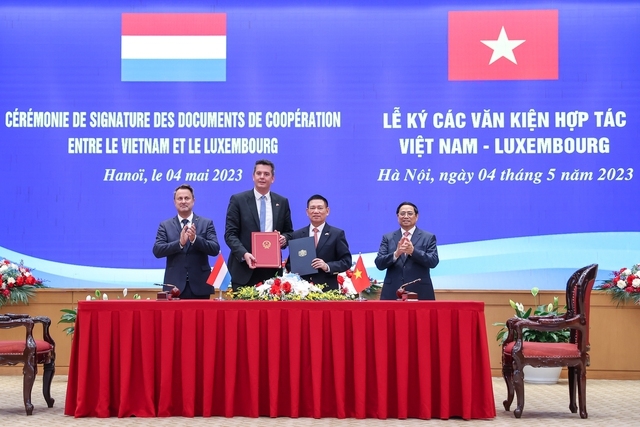 Thủ tướng Chính phủ Phạm Minh Chính và Thủ tướng Xavier Bettel chứng kiến lễ ký các văn kiện hợp tác trong lĩnh vực tài chính, đặc biệt là Thỏa thuận Đối tác chiến lược về tài chính xanh giữa Bộ Tài chính hai nước - Ảnh: VGP
