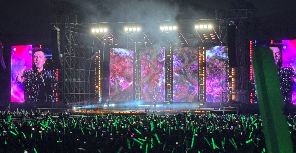 Westlife tỏ tình bằng tiếng việt, hát loạt ca khúc thanh xuân của Fan Việt