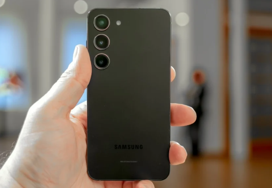 Giá Samsung Galaxy S23 rẻ hơn iPhone 13 nhưng cấu hình "lấn át" iPhone 14
