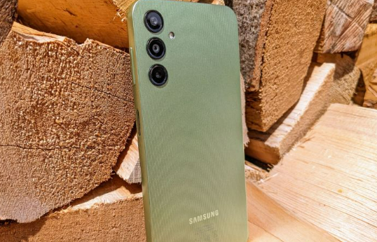 Lộ diện mẫu điện thoại Samsung chỉ hơn 3 triệu đồng khiến dân tình "choáng ngợp"