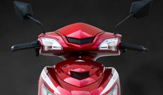 Lại xuất hiện mẫu xe máy tay ga chạy điện: Giá bán khiến Honda Vision "lo sốt vó"