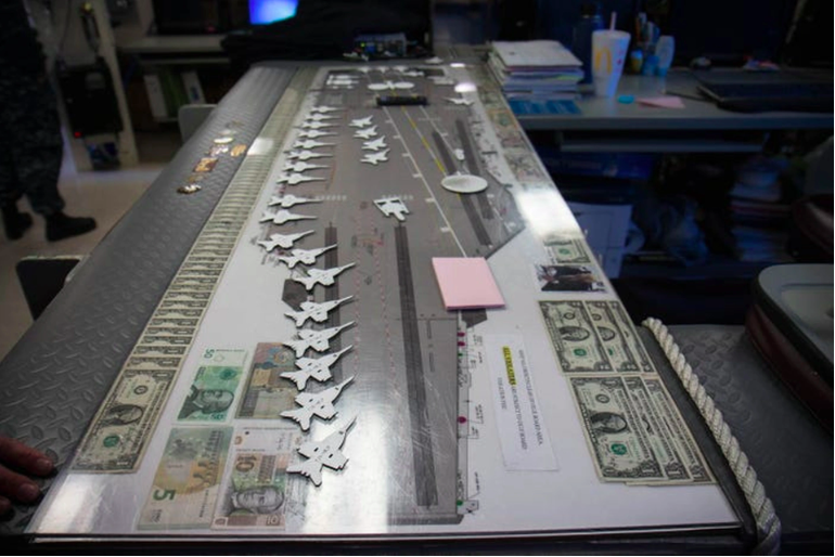 'Soi' bên trong tàu sân bay lớn nhất thế giới dài 335m, có thể chứa 85 chiếc máy bay, kinh phí lên tới 13 tỷ USD