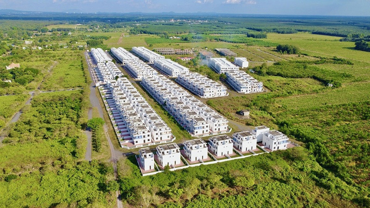 Cổ phiếu tăng trần 16 phiên trong tháng, cựu Chủ tịch bỏ túi hàng chục tỷ đồng