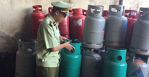 dak lak thu giu gan 2000 vo binh gas co dau hieu chiem giu trai phep