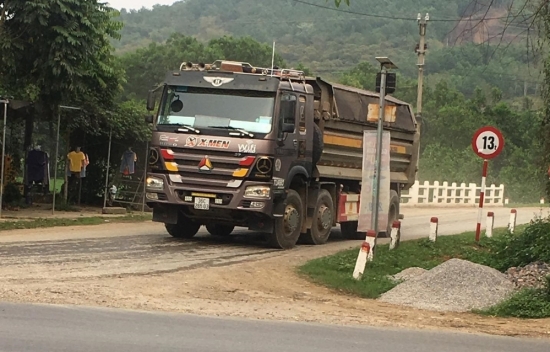 Sau chỉ đạo của Chủ tịch UBND tỉnh Thanh Hóa, tỉnh lộ 518B vẫn oằn mình cõng xe quá tải