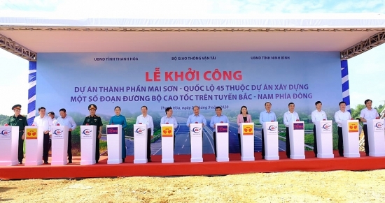 Thủ tướng Chính phủ Nguyễn Xuân Phúc dự lễ khởi công đường cao tốc Bắc - Nam